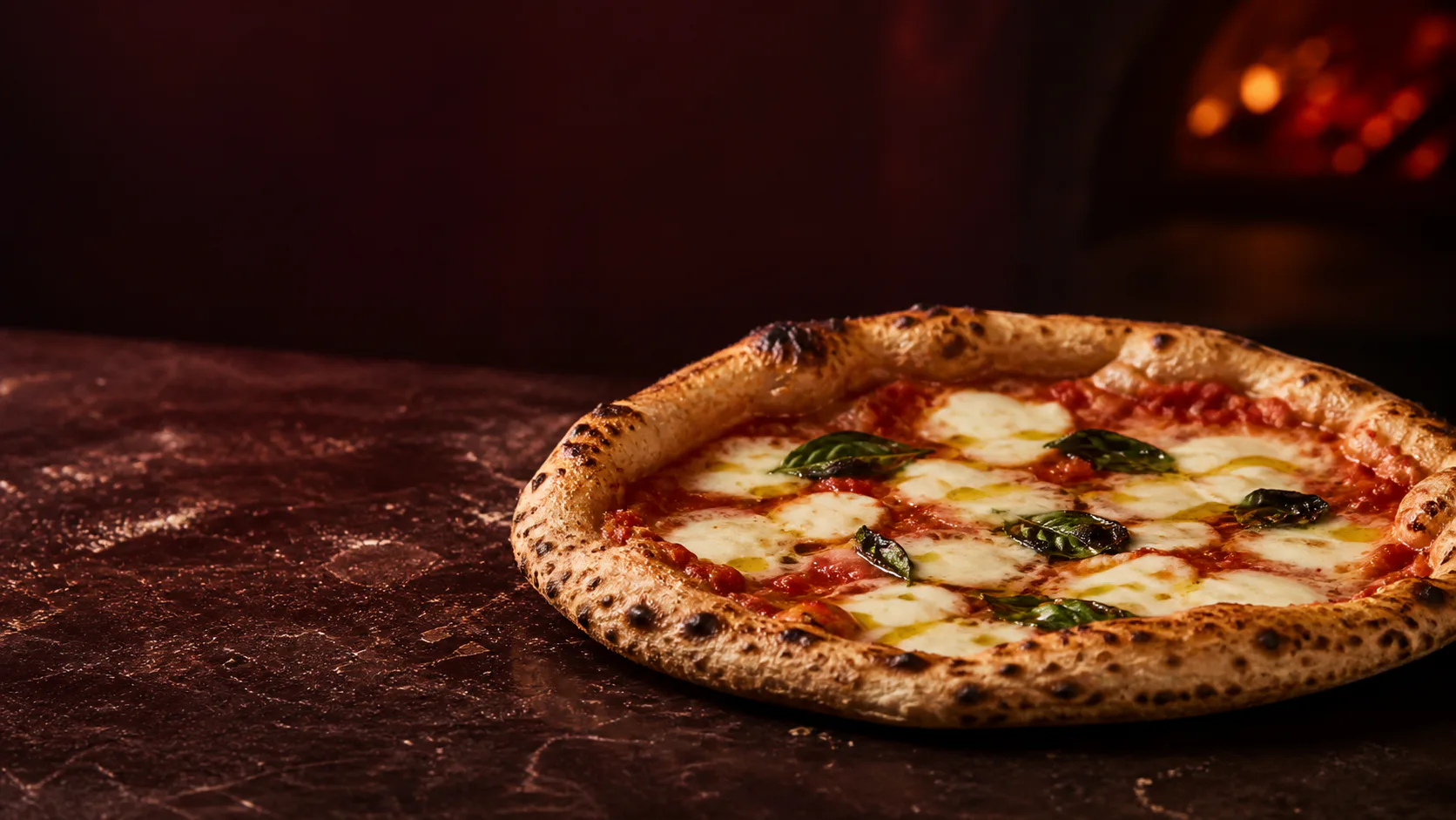 Pizza artisanale illustrant l’univers gourmand de Gusto Pizza